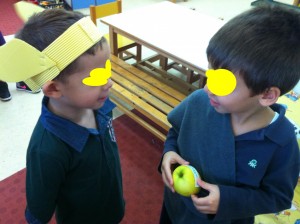 Ο Ερμής δίνει το μήλο στον Πάρη και του λέει πως θα πρέπει να το δώσει στην ομορφότερη θεά..