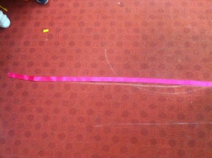 Ευθεία γραμμή σχεδιασμένη με κιμωλία πρώτα στην μοκέτα μας και με κορδέλα υφασμάτινη στη συνέχεια.