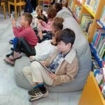 6. Στους φουσκωτούς καναπέδες διαβάζουν βιβλία