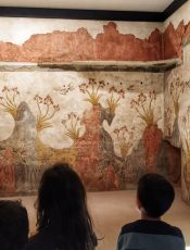 ΔΡΑΣΕΙΣ ΓΟΝΕΩΝ: ΕΠΙΣΚΕΨΗ ΚΑΙ ΞΕΝΑΓΗΣΗ ΣΤΟ ΕΘΝΙΚΟ ΑΡΧΑΙΟΛΟΓΙΚΟ ΜΟΥΣΕΙΟ