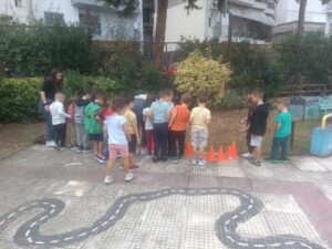 Με την πρώτη βροχή εμφανίστηκαν στην αυλή μας σαλιγκάρια! Αρχικά τα παρατηρούμε από μακριά!