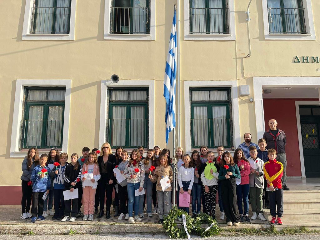 ΣΤ τάξη τιμά την επέτειο του Πολυτεχνείου 1