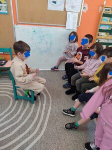 τραγουδάμε την ώρα των ελεύθερων δραστηριοτήτων