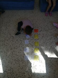 βρισκουμε ποσα παιδια εχουν το ιδιο αρχικο με εμασ 2