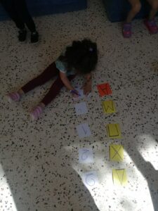 βρισκουμε ποσα παιδια εχουν το ιδιο αρχικο με εμασ