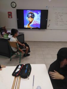 TRAGOYDIA SE DIAFORETIKES GLOSSES