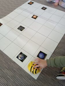 Ταξίδι στους πλανήτες με ένα Beebot