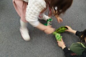 ΑΡΠΑΖΟΥΝ ΤΟ ΠΑΙΧΝΙΔΙ