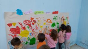 Δραστηριότητα απο τους μαθητές του ολοήμερου τμήματος τα παιδιά ζωγραφίζουν στους τοίχους
