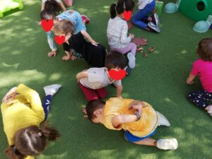 4.ΠΑΙΖΟΝΤΑΣ ΜΕ ΤΑ ΦΥΛΛΑ ΣΤΗΝ ΑΥΛΗ ΙΣΟΡΡΟΠΙΑ