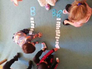 ΑΝΑΚΑΛΥΨΑΜΕ ΤΟ ΓΡΑΜΜΑ Β ΚΑΙ ΦΤΙΑΞΑΜΕ 2 ΟΜΑΔΕΣ ΜΕ ΤΟ ΜΕΓΑΛΟ ΚΑΙ ΤΟ ΠΕΖΟ β