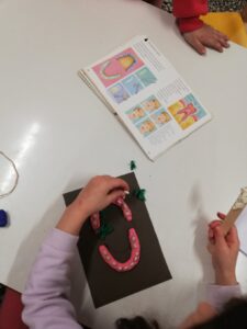 καθαρίζουμε τα δοντάκια από τις τροφές που μένουν πάνω