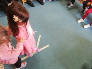 οδηγώ την φίλη μου και σχεδιάζουμε περπατώντας το γράμμα Κ