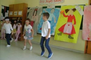 Κάποια παιδιά παρουσίασαν τον χορό του Ροκ εν Ρολ