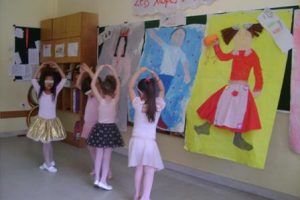 Μία ομάδα παιδιών έχει αναλάβει να παρουσιάσει το μπαλέτο