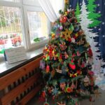 Το Χριστουγεννιάτικο δέντρο με τα στολίδια όλων των σχολείων