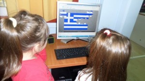 Τα παιδιά συνθέτουν την Ελληνική Σημαία σε ομάδες των δύο αλλά και ατομικά.