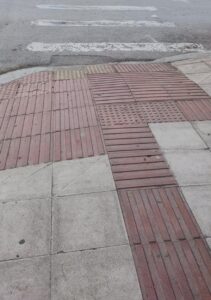 Ε.Δ. Δρόμοι και διαβάσεις τυφλών έξω από το σχολείομας