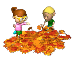 Τα παιδιά παίζουν με τα φθινοπωρινά φύλλα