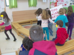 Τα παιδιά τρέχουν να σωθούν