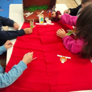 παίζοντας με τις φιγούρες της φάτνης