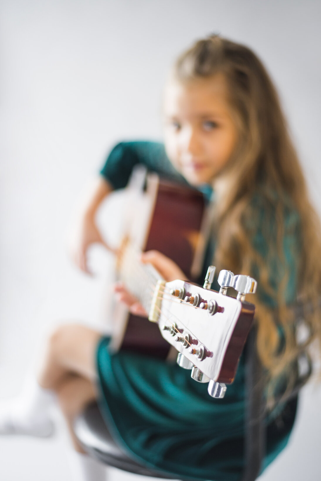 Εικόνα https://blogs.sch.gr/8dimkar/files/2024/05/little-girl-green-dress-playing-acoustic-guitar.jpg?x58481