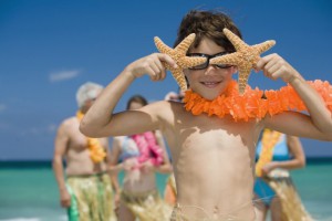 boy-beach-lei-starfish-family1-630x420