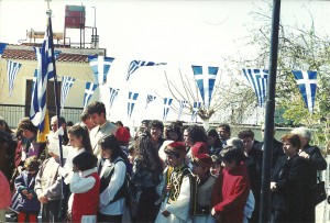 Μπροστά στην εκκλησία των Αγίων Κων/νου κ΄ Ελένης(φωτό) 25 Μαρτίου 1995