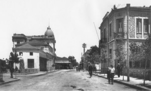  Καρδίτσα (1936). Η οδός Καραϊσκάκη. Δεξιά η πέτρινη Εθνική Τράπεζα και αριστερά η Άρνη.