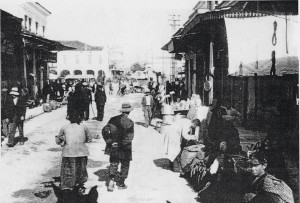 Kαρδίτσα 1935. Η οδός Λαρίσης, σήμερα πεζόδρομος Δημ. Τερτίπη