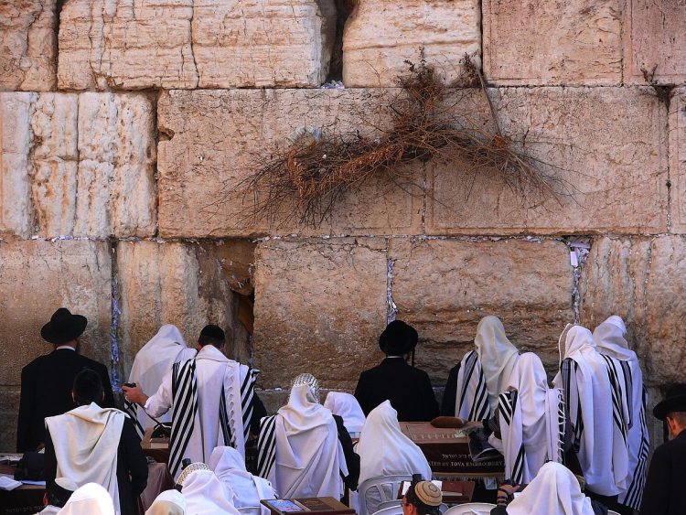 Jews pray in the Western Wall 1
