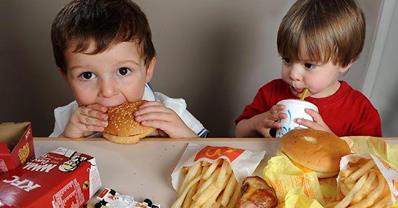 Σκεφτείτε Γρήγορα πριν Δώσετε στα Παιδιά σας Γρήγορο Φαγητό