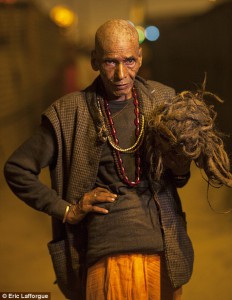 Προσκυνητής με τα μαλλιά του ξυρισμένο στο Kumbh Mela, Ανατολικό Λονδίνο, την Ινδία