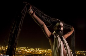 Μια Naga Sadhu με πολύ μακριά μαλλιά που κατέχει πάνω από το κεφάλι του κατά τη διάρκεια της 55 ημερών προσκύνημα του περασμένου έτους, η οποία λαμβάνει χώρα κάθε χρόνο στο εμπρός περιστροφή θέσεις