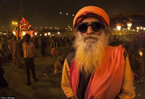 Κοιτάζοντας καλή: Naga Sadhu, ένα από τα babas στο φεστιβάλ Kumbh Mela, θέτει σε ένα ζευγάρι σκούρα γυαλιά ηλίου για φωτογράφος Eric Lafforgue