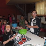 Ζυμώνουμε το ζυμάρι με τις ελιές