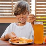 kid-eating-healthy-breakfast