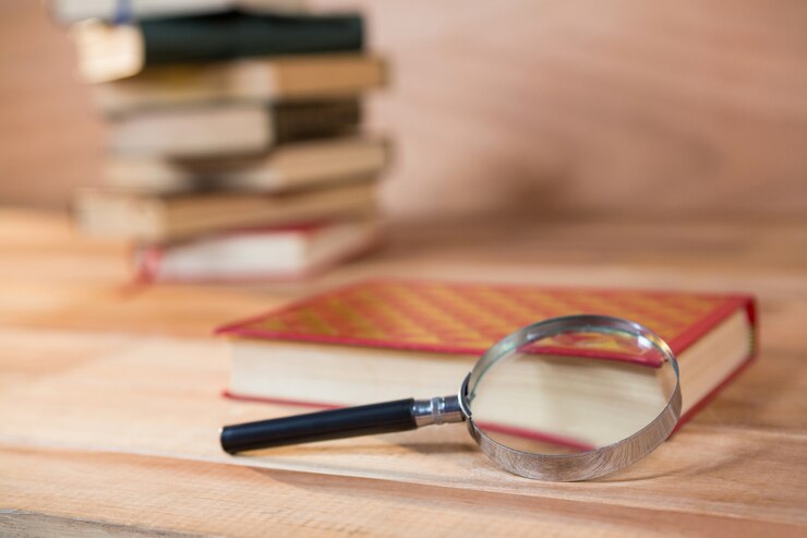 magnifying glass with book table 1252 719