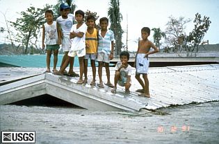 pinatubo91_children_lahar.jpg