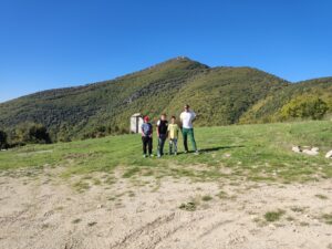 Παιδιά και καθηγητές έξω από το εκκλησάκι της Παναγίας