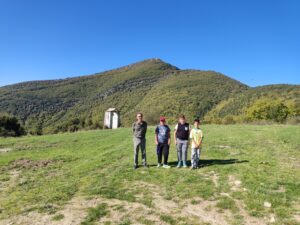 Παιδιά και καθηγητές έξω από το εκκλησάκι της Παναγίας 