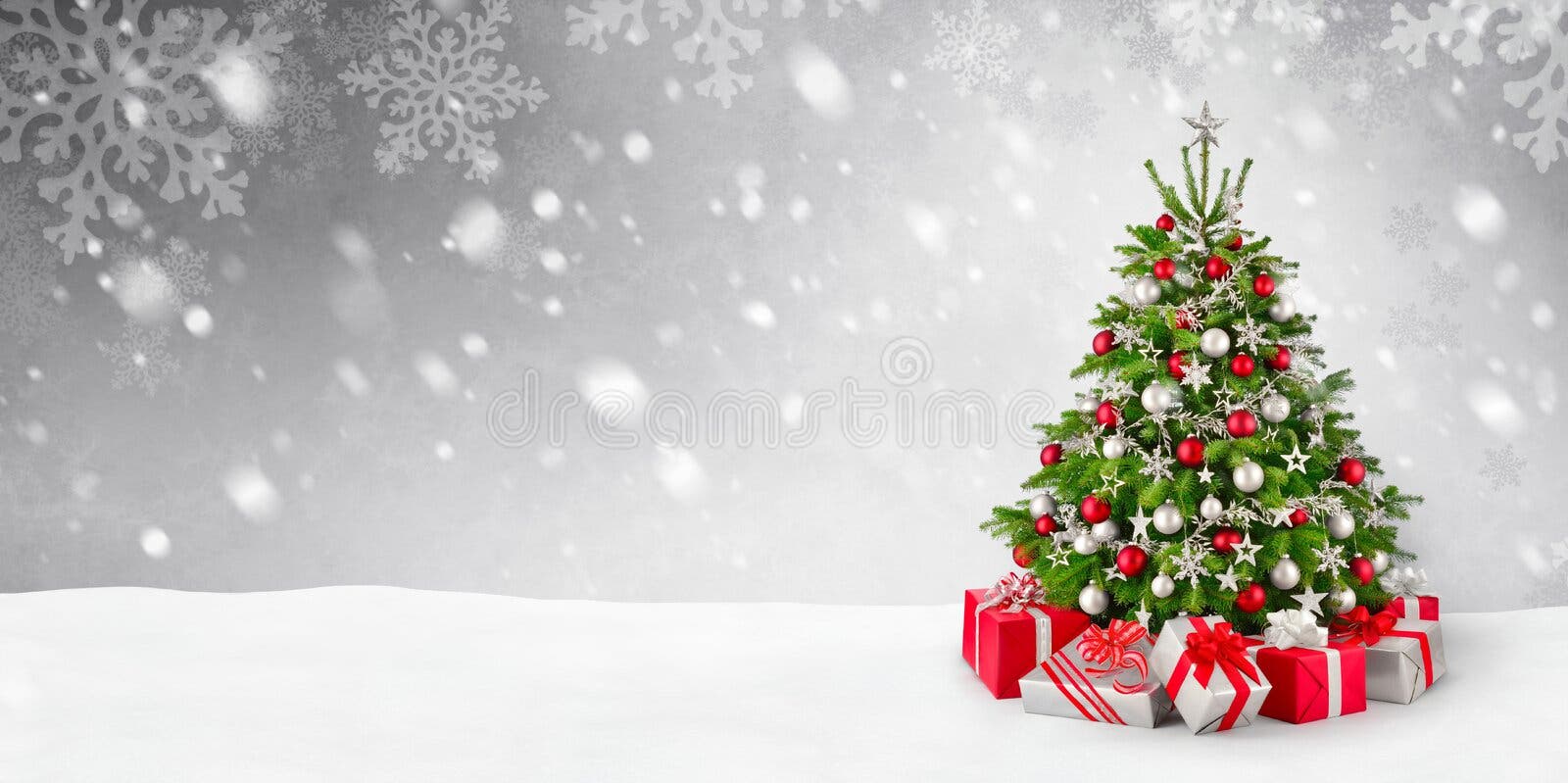 julgran och snowbakgrund 62309406