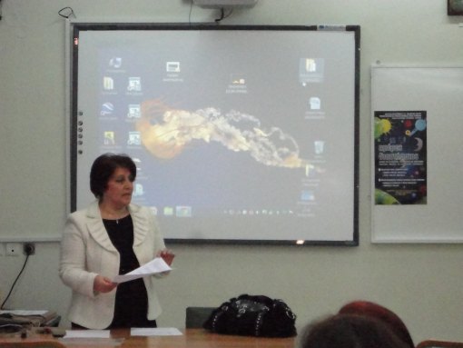 Η διευθύντρια του σχολείου, κ. Ερασμία Ζαβιτσάνου, απευθύνει χαιρετισμό στους συμμετέχοντες