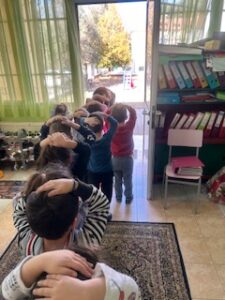 ΜΕ ΤΑΞΗ ΚΑΙ ΨΥΧΡΑΙΜΙΑ ΒΓΑΙΝΟΥΜΕ ΑΠΟ ΤΟ ΚΤΙΡΙΟ