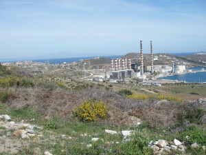 Στο βάθος η ΔΕΗ ΑΗΣ ΚΕΡΑΤΕΑΣ/ΛΑΥΡΙΟΥ