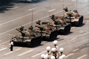 Tank man» Νεαρός σταματάει τανκς 1989 Πλατεία Τιεν Αν Μεν Πεκίνο