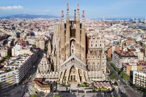 fachada de la pasion sagrada familia gaudi barcelona dosde publishing 2