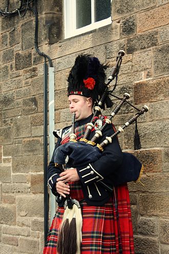 Bagpiper_in_Edinburgh_001