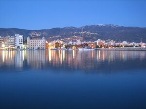 410px Volos bynight