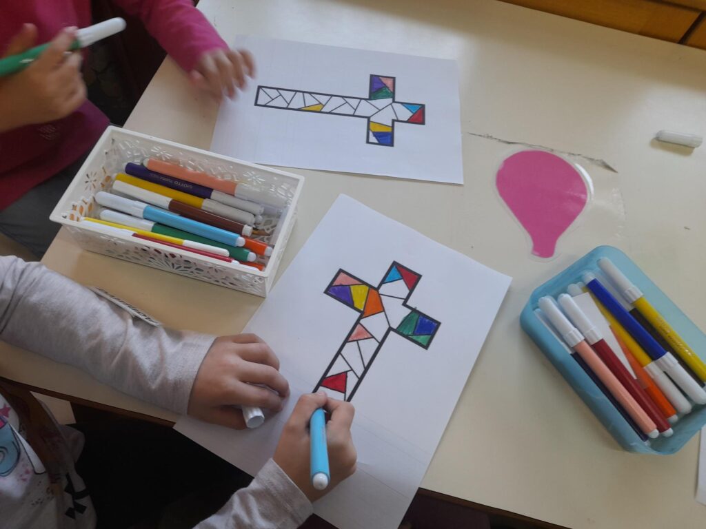 ΕΤΟΙΜΑΖΟΥΜΕ ΤΙΣ ΚΑΡΤΕΣ ΤΟΥ ΠΑΣΧΑ1 2